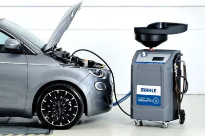 سائل E-CARE Fluid: الحل الأمثل لتعزيز أداء بطارية سيارتك الكهربائية أو الهجينة